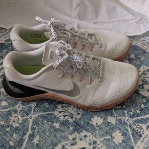 Nike Women's White and Black Sneakers